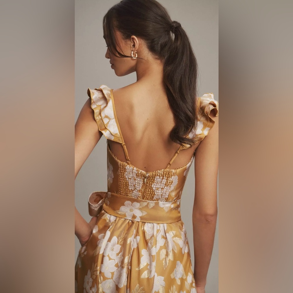 The Vera Dress in Gold Baroque
Floral - Picture 5 of 6